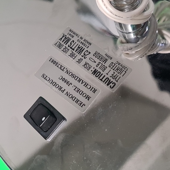 Magnifying Make Up Mirror with light portable lamp - Picture 2 of 9